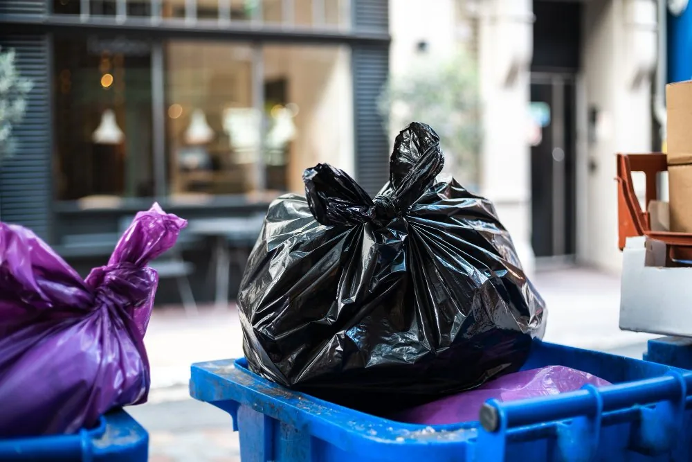 Sacos de resíduos preparados para recolha