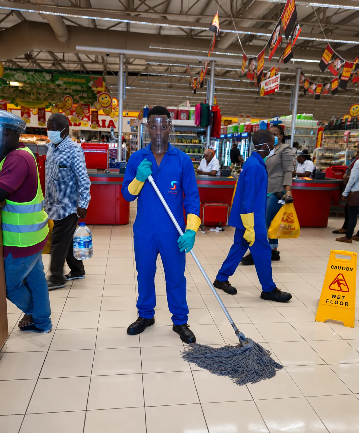 Limpeza de corredor em supermercado